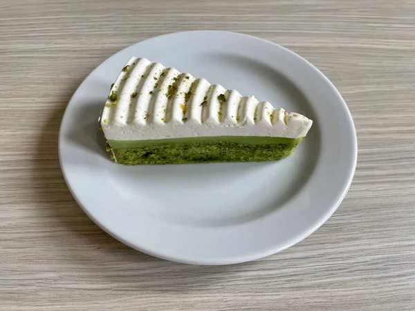 Délicieux Gâteau Aux Feuilles Vertes Sur Fond Blanc — Photo
