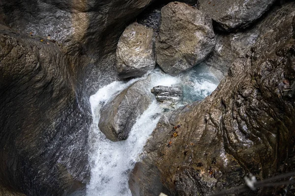 Bela Cachoeira Nas Montanhas — Fotografia de Stock