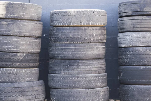 Vista Cerca Los Neumáticos Viejos Desgastados —  Fotos de Stock