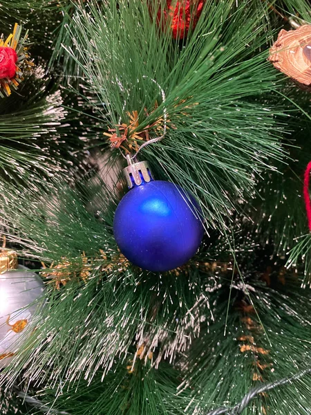 Різдвяна Ялинка Прикрасами Синьому Фоні — стокове фото