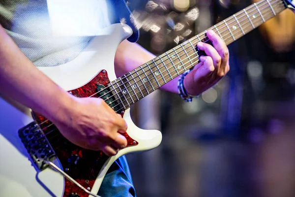 Homem Tocando Guitarra Com Mão — Fotografia de Stock