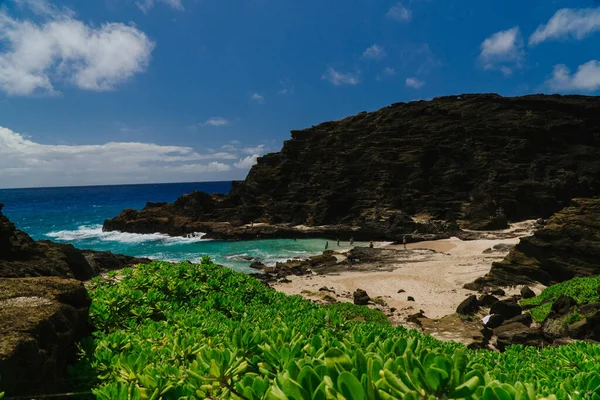 Belle Plage Avec Rochers Ciel Bleu — Photo