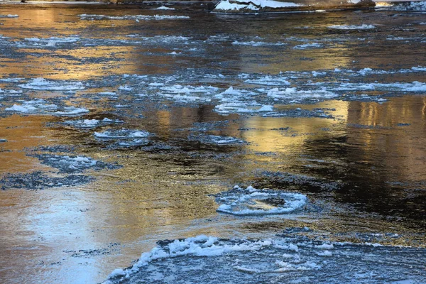 Капли Воды Берегу Реки — стоковое фото