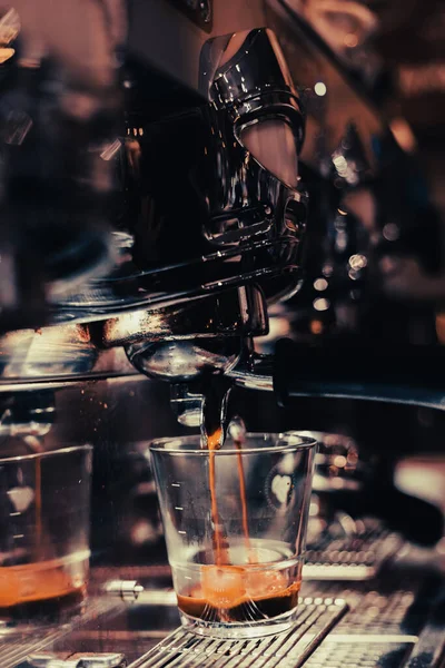 Barista Kávét Tölt Egy Asztalra — Stock Fotó