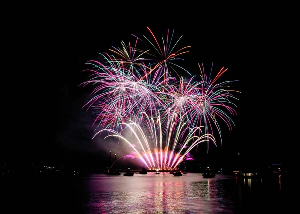 Buntes Feuerwerk Nachthimmel — Stockfoto