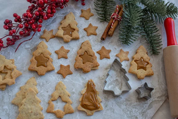 Kerst Peperkoek Koekjes Een Houten Achtergrond — Stockfoto