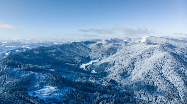 Karla Kaplı Dağlar Kış Manzarası — Stok fotoğraf