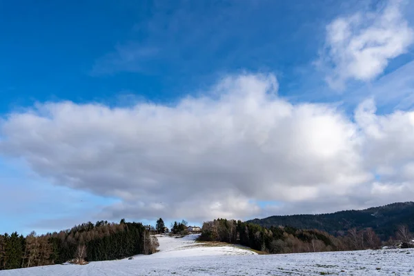 美丽的风景 雪和云 — 图库照片