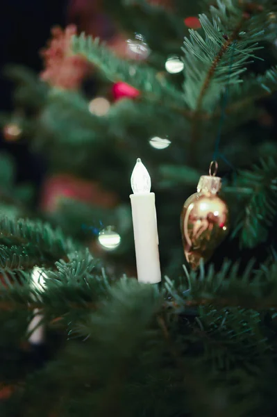 Weihnachtsbaum Mit Dekoration Und Kerzen — Stockfoto