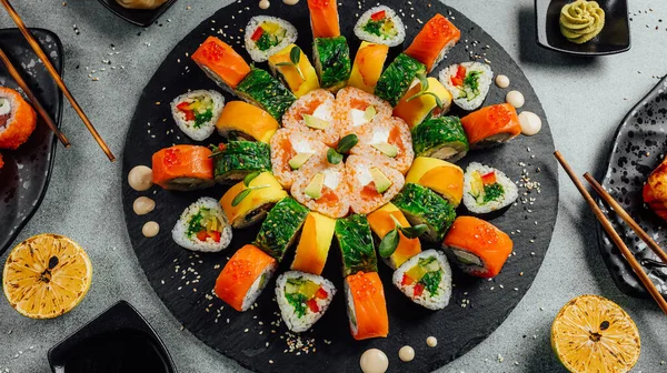 Sushi Med Lax Avokado Räkor Ost Svart Bakgrund Ovanifrån — Stockfoto