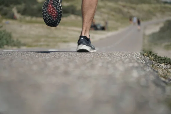 Hombre Corriendo Camino Fondo Naturaleza — Foto de Stock