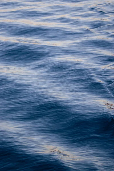 Wasserwellen Auf Dem Fluss — Stockfoto