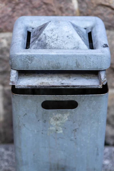 Mülleimer Auf Der Straße — Stockfoto