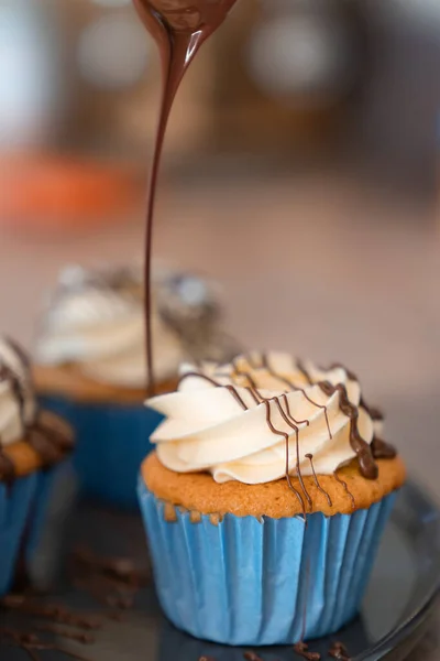 Leckere Schokoladen Cupcakes Mit Sahne Auf Dem Tisch — Stockfoto