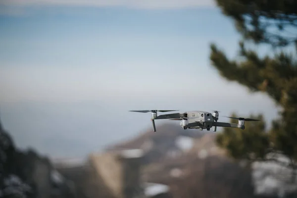 Drone Volant Sur Trépied Dans Les Montagnes — Photo