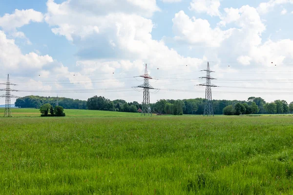 現場の高圧送電線は — ストック写真