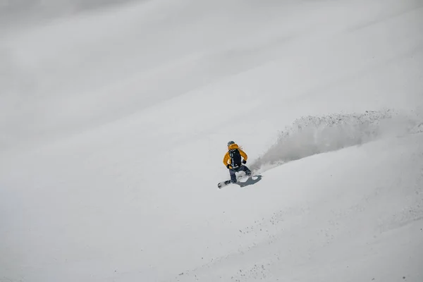 Człowiek Jeżdżący Skuterem Śnieżnym Zboczu Góry — Zdjęcie stockowe