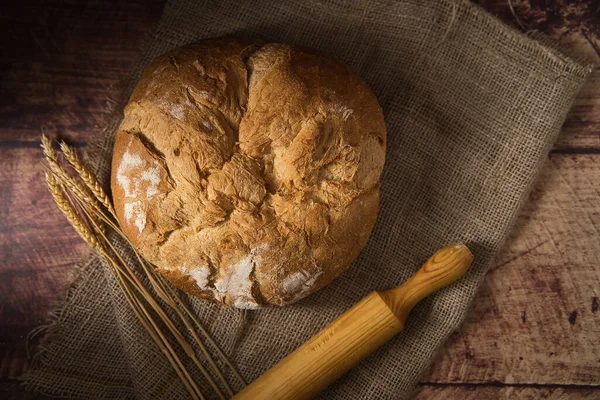 Čerstvě Upečený Chléb Dřevěný Stůl — Stock fotografie