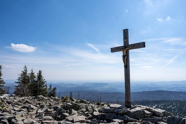 Znak Krzyża Wzgórzu Górach — Zdjęcie stockowe