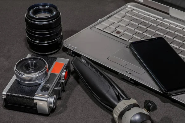 Siyah Arkaplanda Bir Kameranın Yakın Plan Görüntüsü — Stok fotoğraf