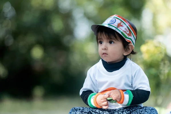 Χαριτωμένο Μικρό Αγόρι Ένα Καπέλο Και Ένα Λευκό Πουκάμισο Φόντο — Φωτογραφία Αρχείου