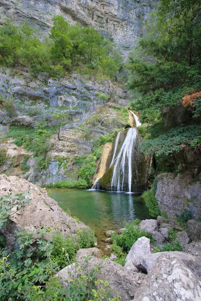 Bela Vista Uma Pequena Cachoeira — Fotografia de Stock