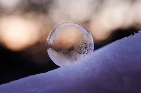 Nahaufnahme Einer Lila Kristallkugel Auf Einem Schneehintergrund — Stockfoto