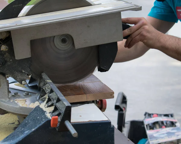 円形ののこぎりで金属を切断する労働者 — ストック写真