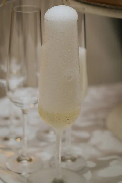 Weißweingläser Und Ein Glas Champagner — Stockfoto