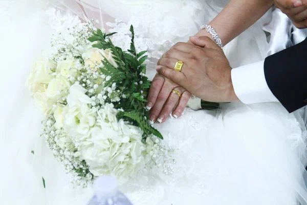 Menyasszony Vőlegény Kéz Kézben — Stock Fotó