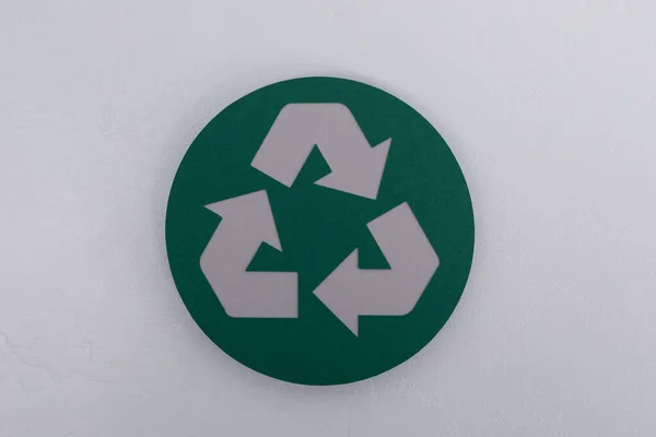 Recycling Schild Auf Grünem Hintergrund — Stockfoto