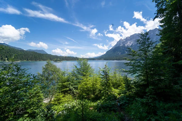 山上美丽的湖 — 图库照片