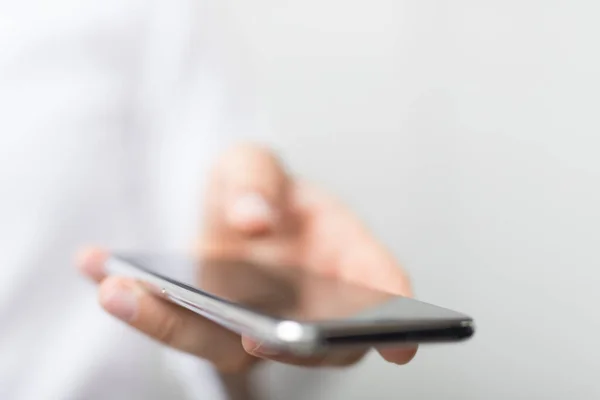 Mão Mulher Segurando Telefone Celular Com Tela Branco — Fotografia de Stock