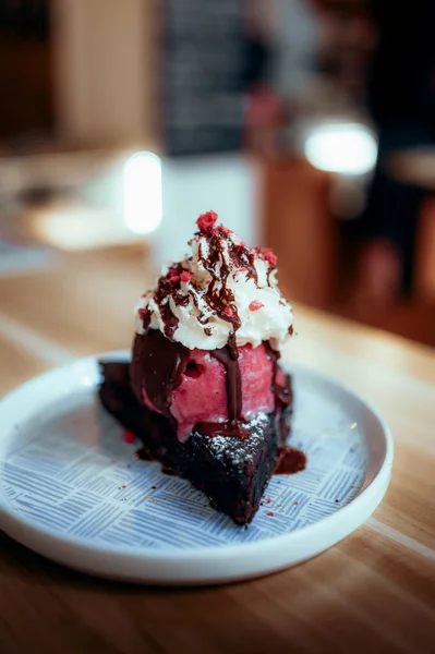 美味的巧克力蛋糕 奶油和浆果 — 图库照片