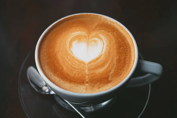 Secangkir Kopi Cappuccino Dengan Seni Latte Atas Meja Kayu — Stok Foto