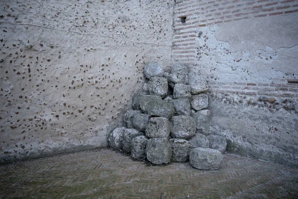 Старая Каменная Стена Большим Окном — стоковое фото