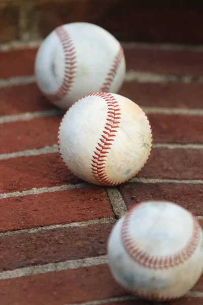 野球ボールと木の背景の地面 — ストック写真