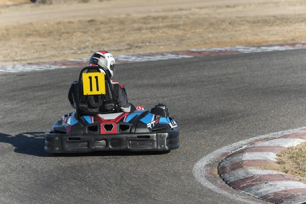 Poeple Nagy Sebességgel Száguld Szekéren Aktív Szabadidő Szórakozás Karting Pályán — Stock Fotó