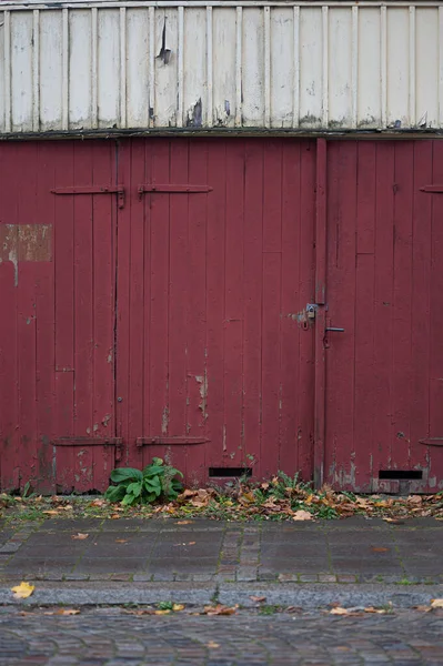 赤と白の塗料で古い木製のドア — ストック写真