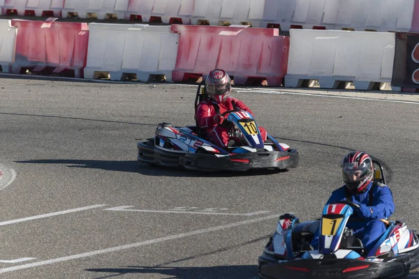 Pessoas Andar Kart Alta Velocidade Lazer Ativo Entretenimento Pista Karting — Fotografia de Stock