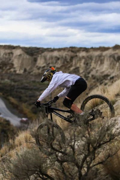 Hombre Montando Una Bicicleta Camino Montaña — Foto de Stock