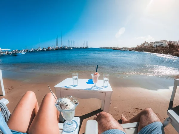 Hombre Está Sentado Playa Con Una Botella Agua Cielo Azul —  Fotos de Stock