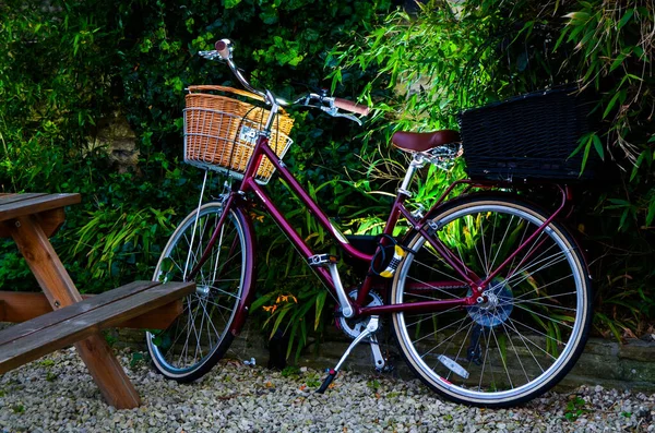 Велосипед Припаркован Улице — стоковое фото