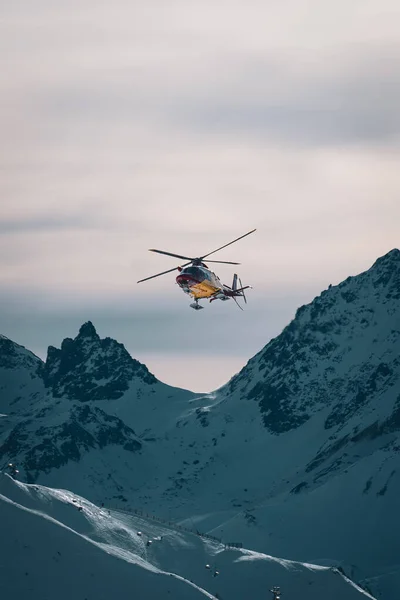 Elicottero Che Vola Montagna — Foto Stock