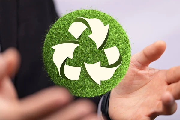Hand Met Een Groen Recyclingsymbool Met Een Recyclingconcept — Stockfoto