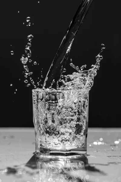 Wasserspritzer Auf Schwarzem Hintergrund — Stockfoto