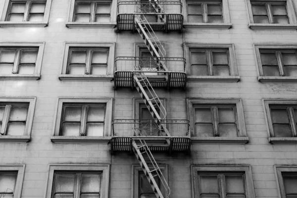 伦敦市一幢建筑物的黑白照片 — 图库照片