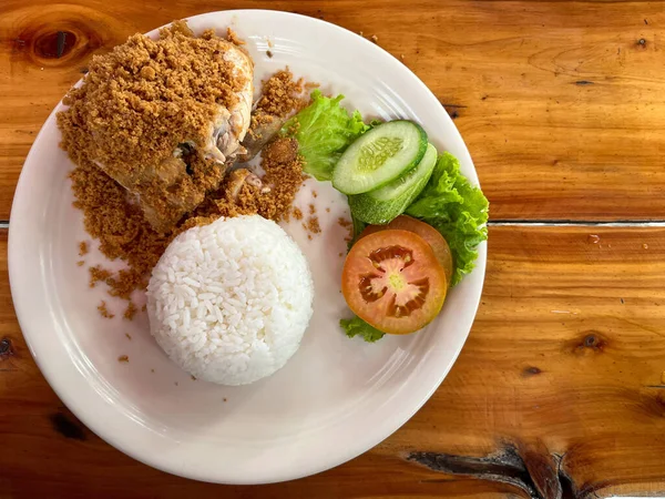 Nasi Goreng Dengan Ayam Dan Sayuran — Stok Foto