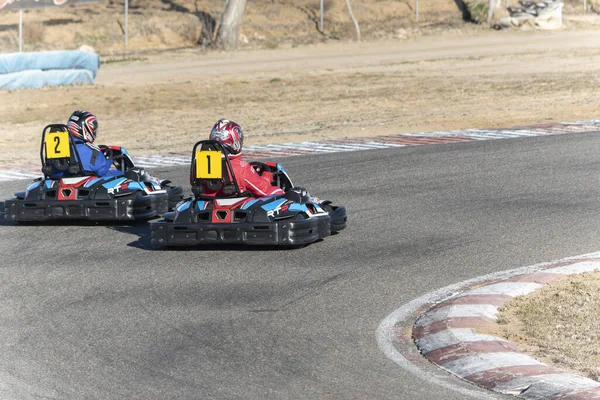 Homem Está Montando Kart Estrada Durante Torneio — Fotografia de Stock