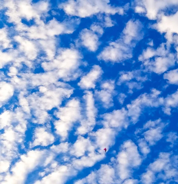 Blå Himmel Med Moln — Stockfoto
